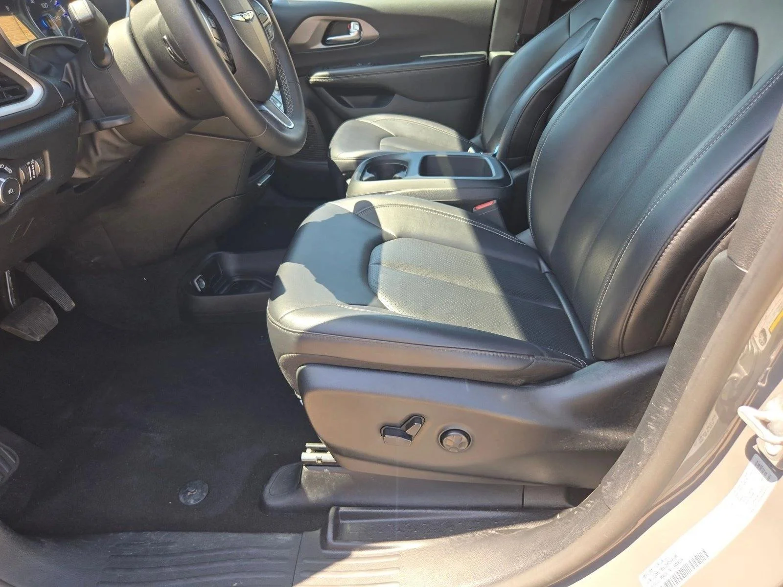 Used 2025 Ceramic Gray Clearcoat Chrysler Select image 15