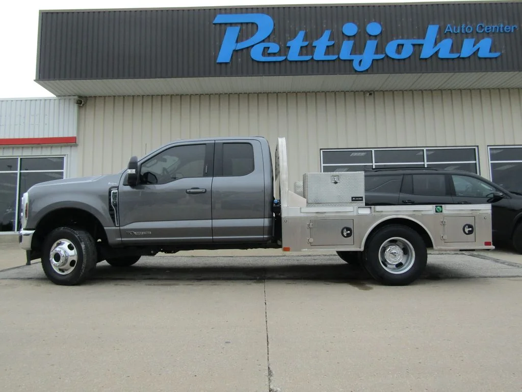 Used 2024 Gray Metallic Ford Lariat image 11