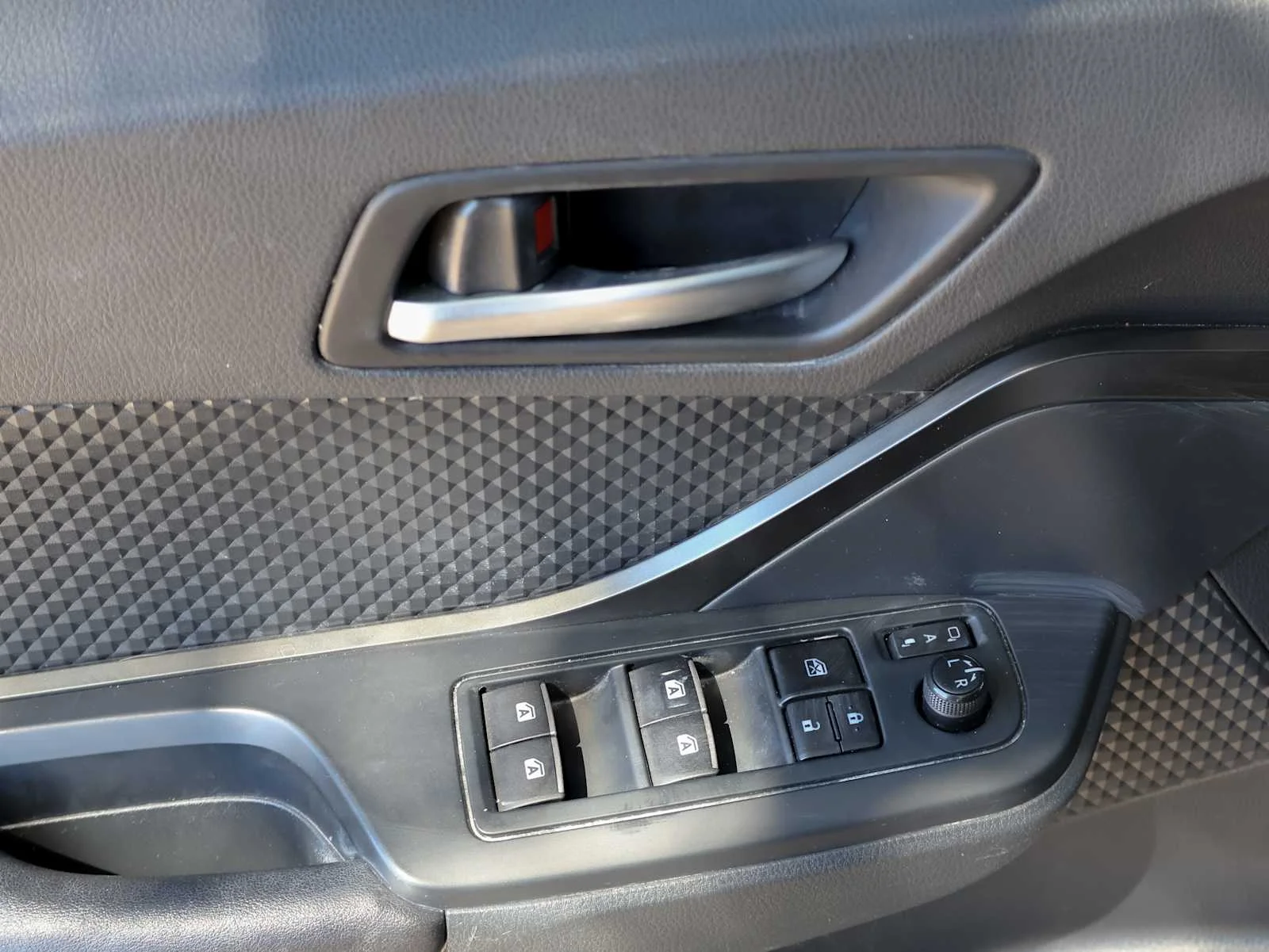 Used 2018 Silver Knockout Metallic Toyota XLE Premium image 14