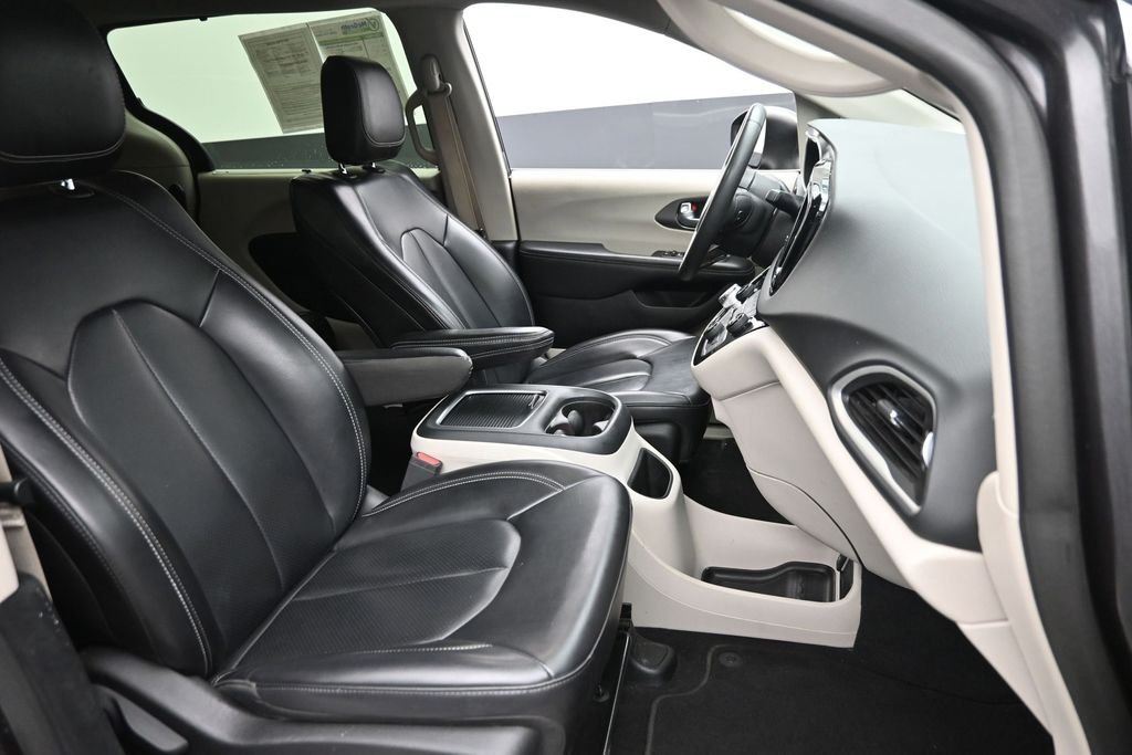 Used 2023 Gray Chrysler Touring L image 9