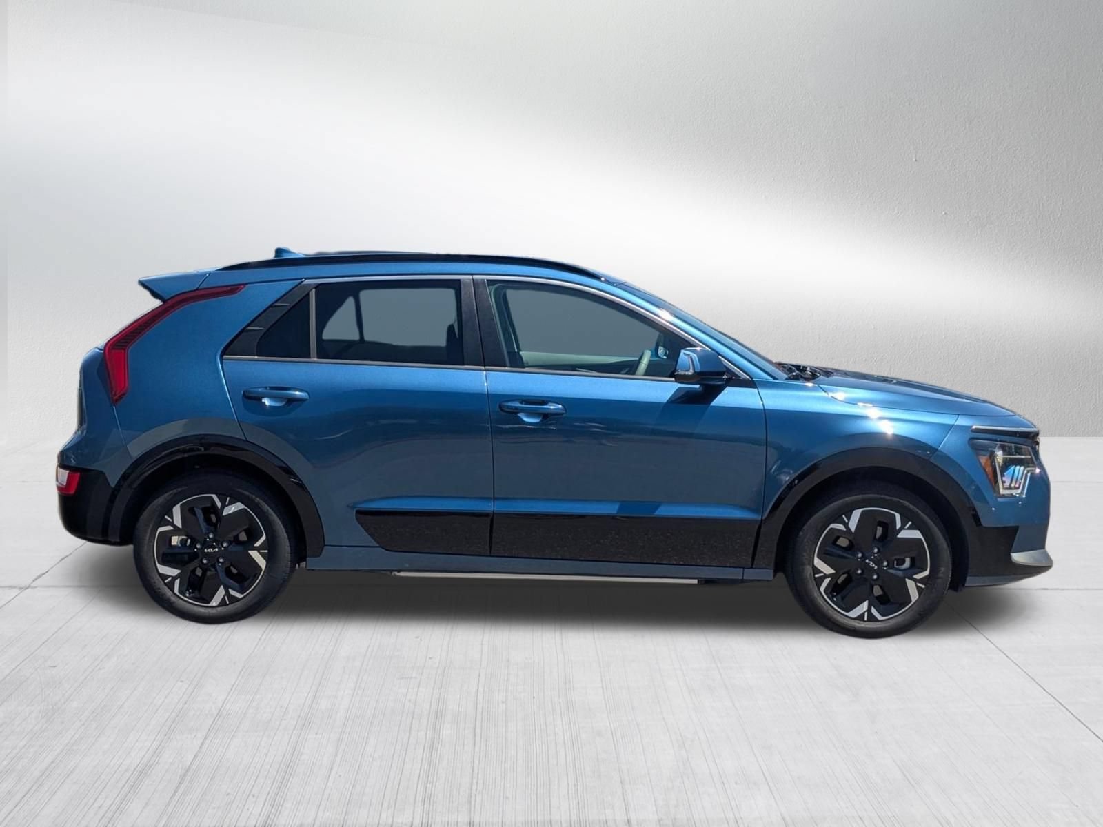 Used 2023 Mineral Blue Kia Wind image 6
