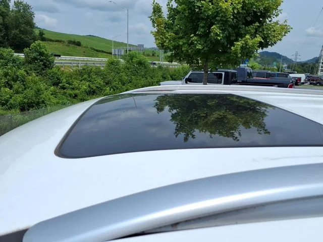 Used 2025 White Kia S image 20