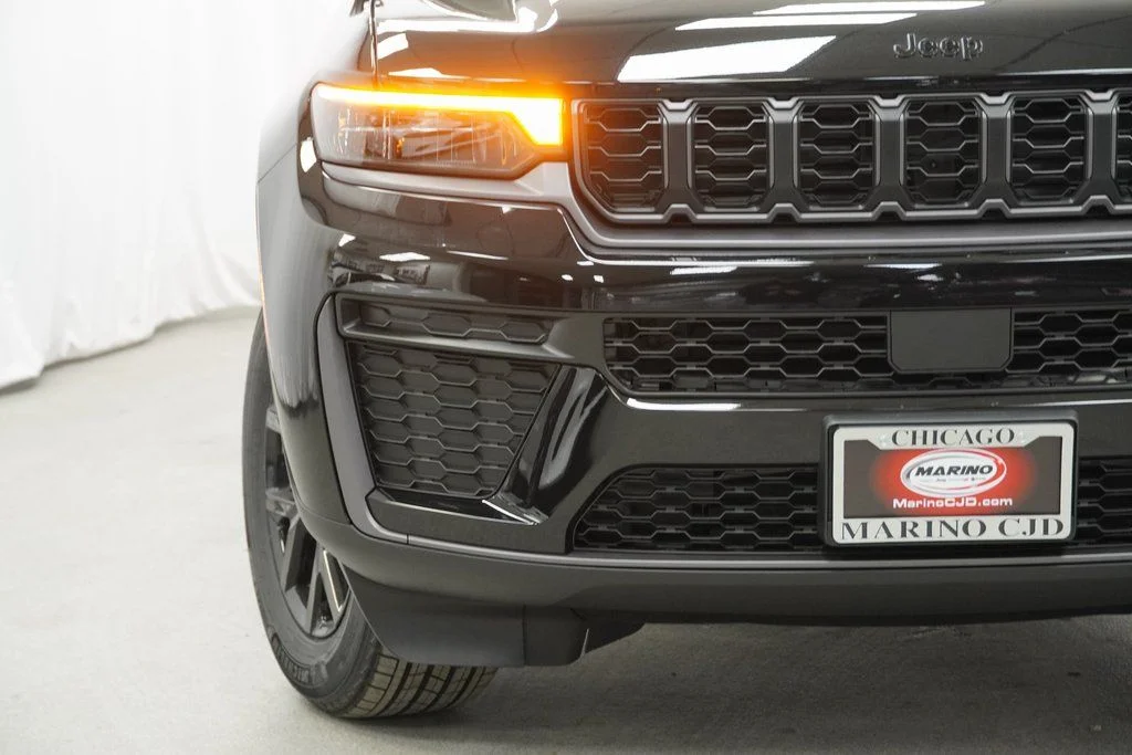 New 2026 Diamond Black Crystal Pearl-Coat Exterior Paint Jeep Altitude image 6
