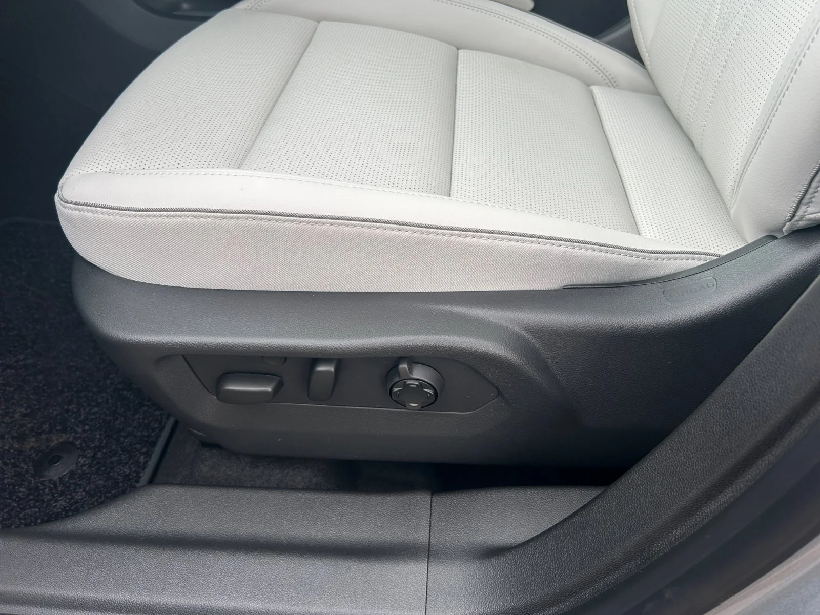 New 2026 Moonstone Grey Metallic Buick Avenir AWD image 15