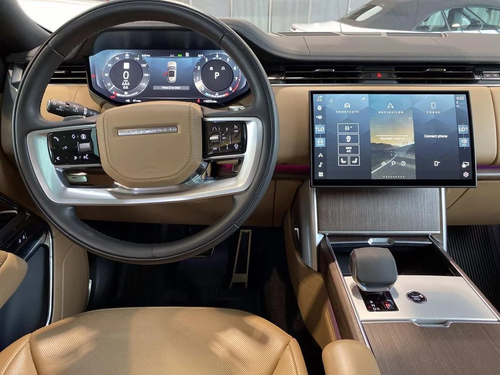 Used 2025  Land Rover SE image 11
