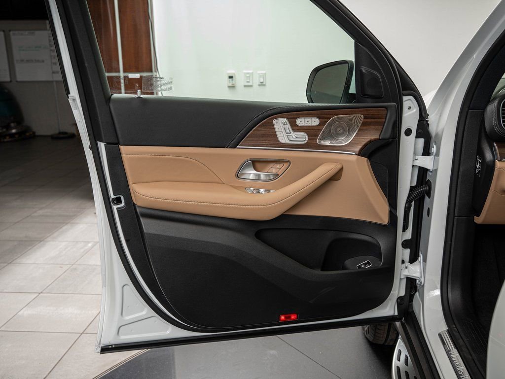 New 2026 MANUFAKTUR Moonlight White Metallic Mercedes-Benz GLS 580 image 19