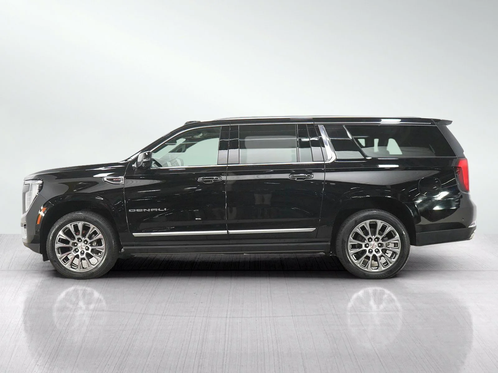 Used 2025 GMC Yukon XL Denali with VIN 1GKS2JRL3SR246758 for sale in Roseville, Minnesota