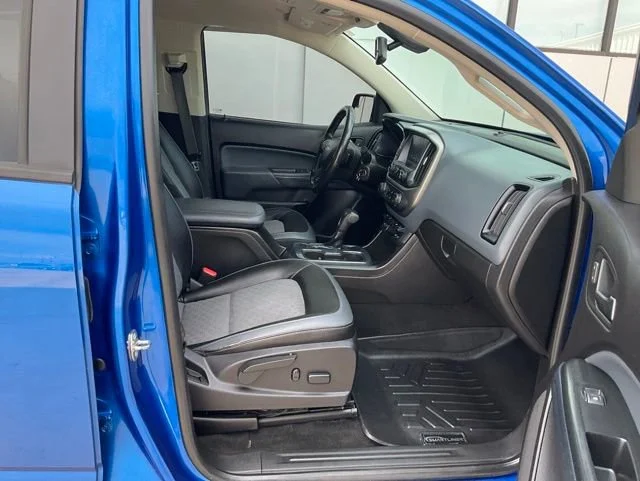 Used 2018 KINETIC BLUE METALLIC Chevrolet 4WD Z71 image 37