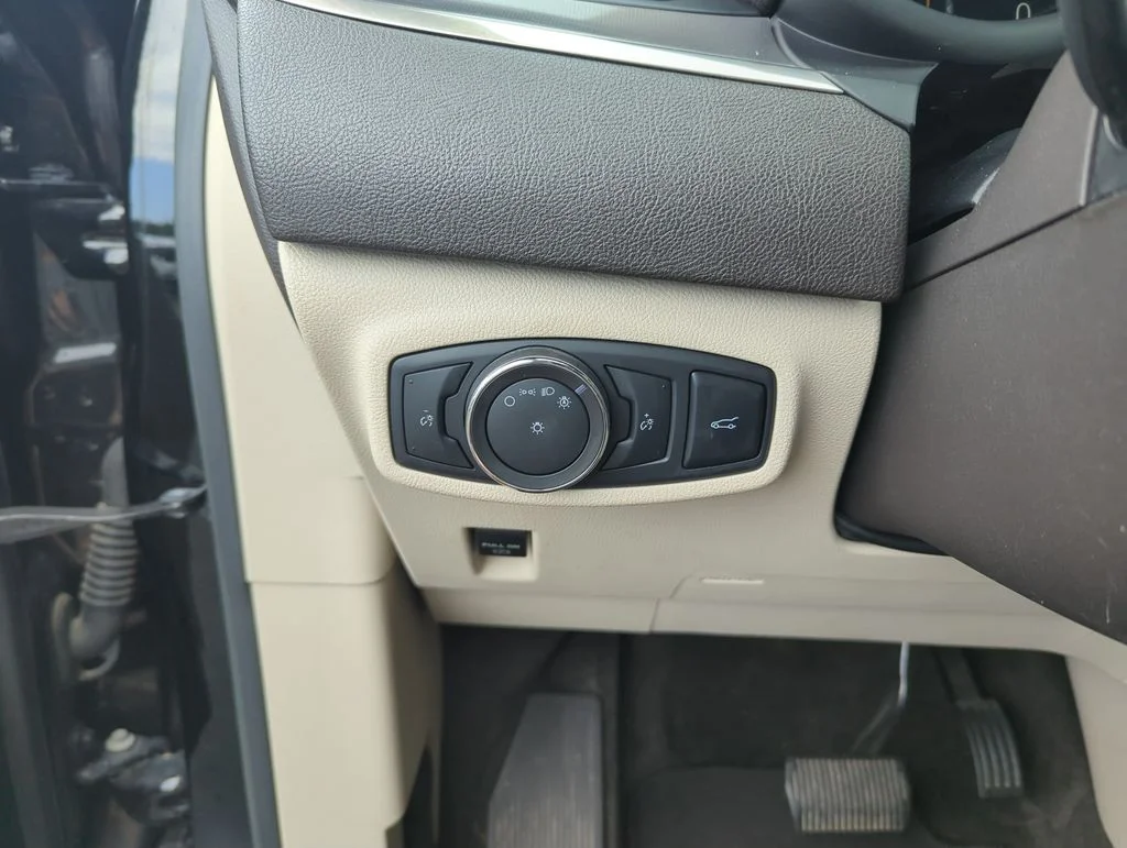 Used 2017 Black Lincoln Premiere image 20
