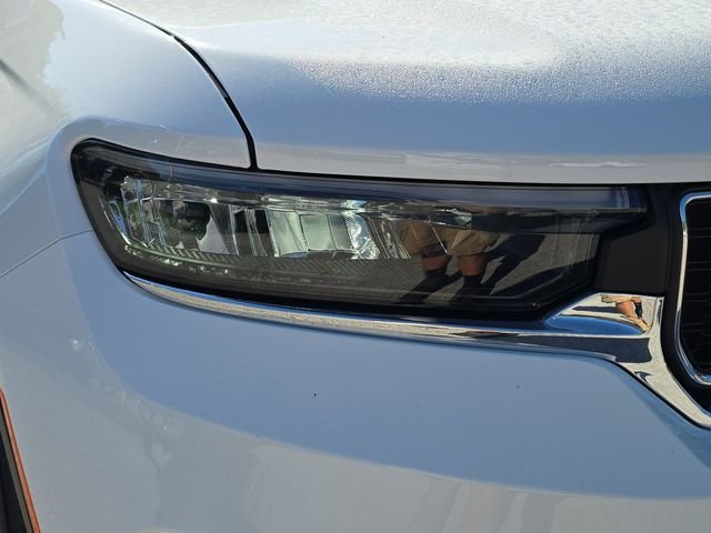 New 2026 Bright White Clear-Coat Exterior Paint Jeep Laredo X image 7