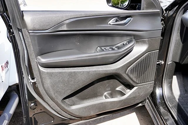 Used 2023 Black Jeep Altitude X image 24