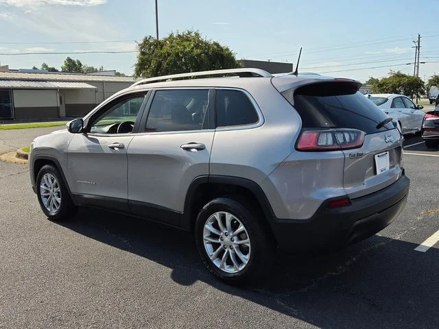 Used 2019 Silver Jeep Latitude image 9