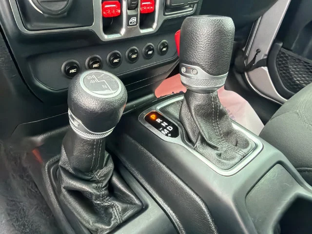 Used 2020 Silver Jeep Sport Altitude 4x4 image 31