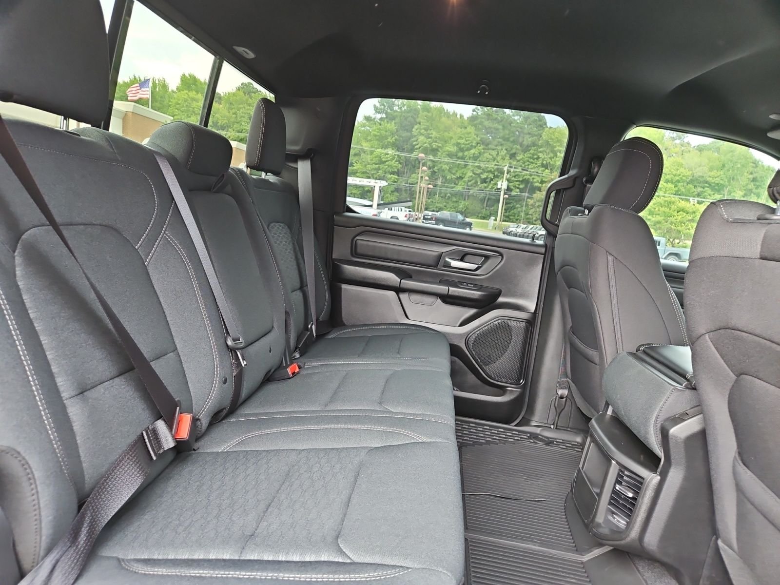 New 2026 Diamond Black Crystal Pearl-Coat Exterior Paint RAM Tradesman image 17