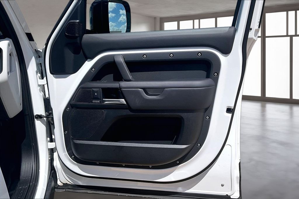 Certified Used 2025 Fuji White Land Rover X-Dynamic SE image 18