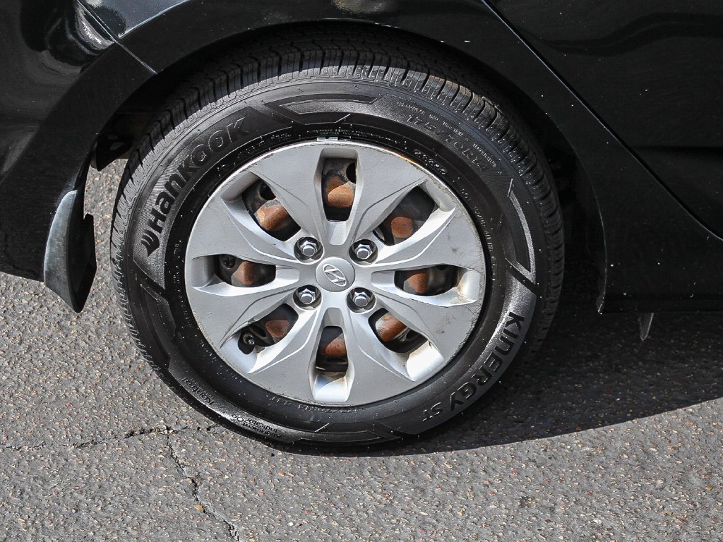 Used 2016 Black Hyundai SE image 12