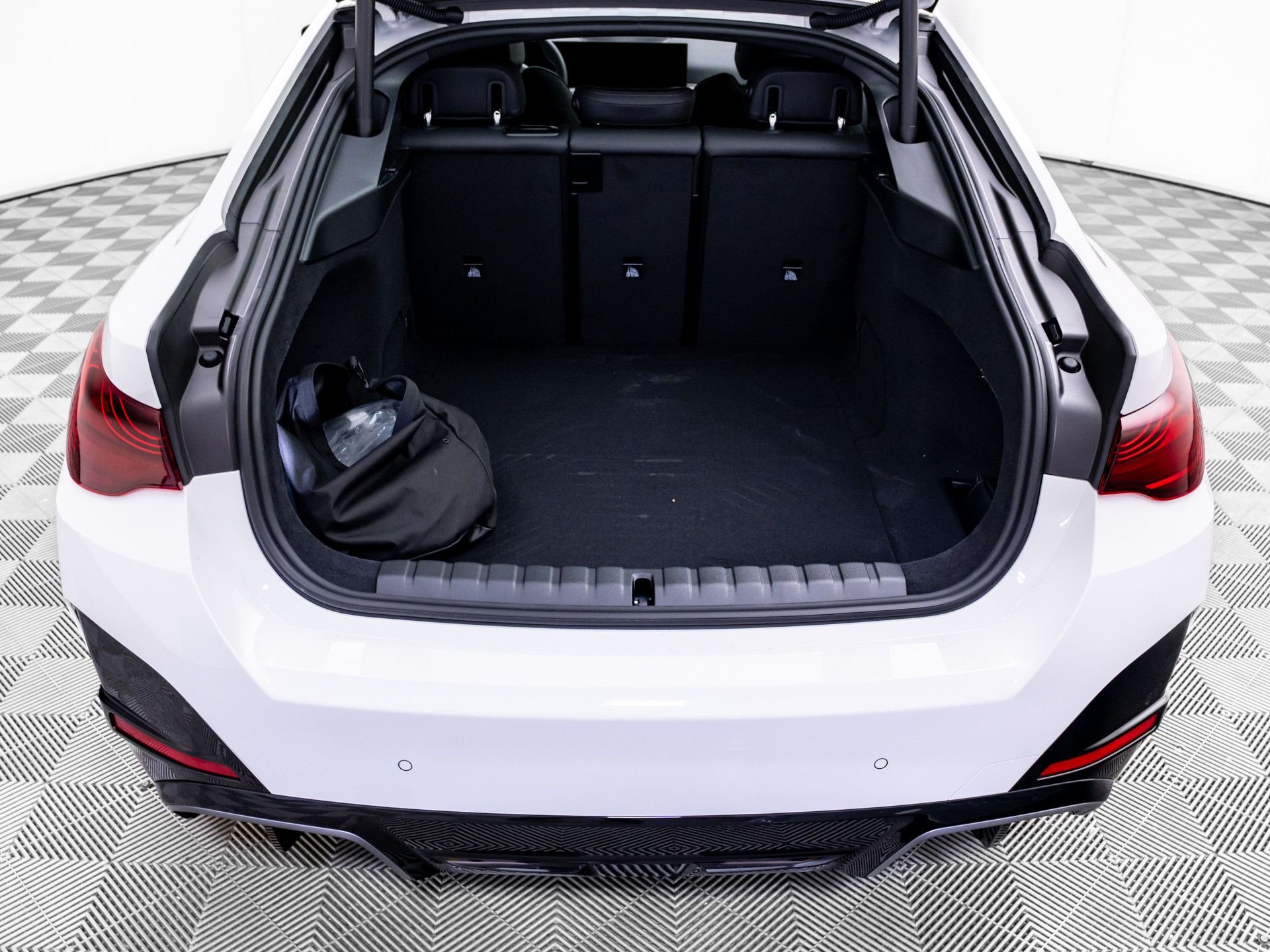 New 2026 Alpine White BMW xDrive40 image 33