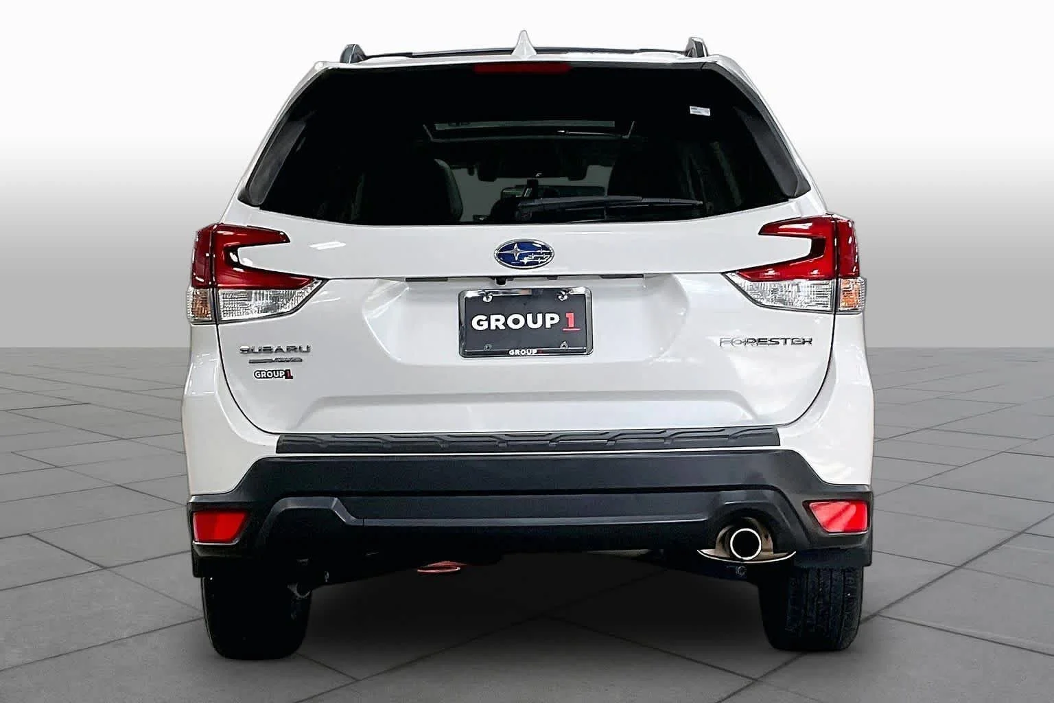 Used 2019 Crystal White Pearl Subaru Limited image 9