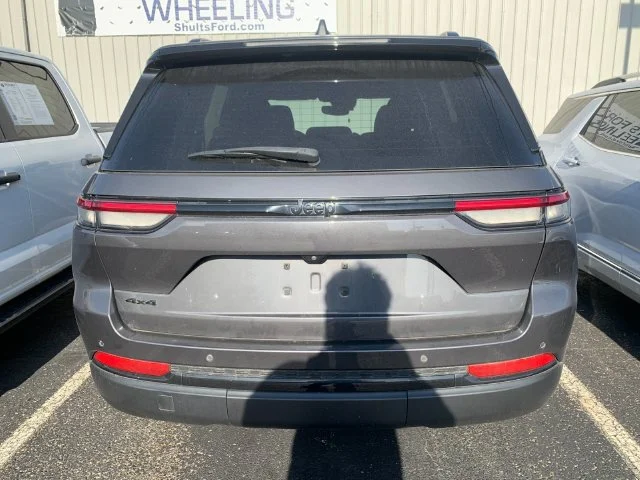 Used 2022 Gray Jeep Altitude image 3