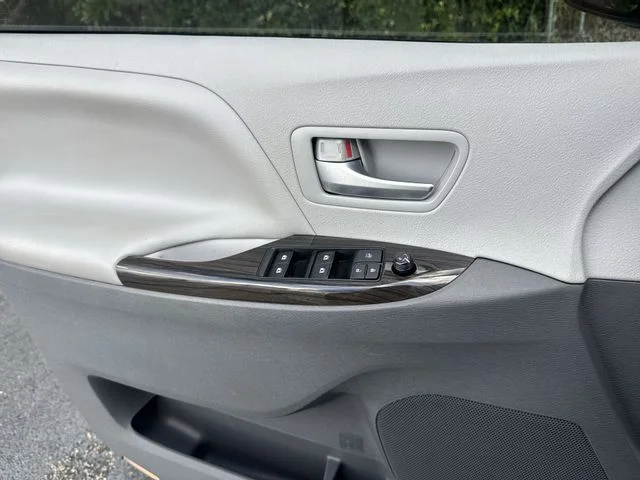 Used 2018 White Toyota XLE image 31