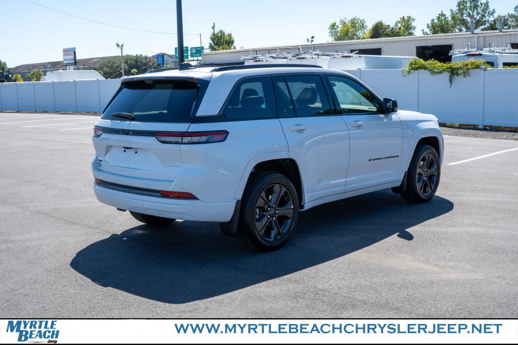 New 2027 Bright White Clear-Coat Paint Jeep Limited image 6