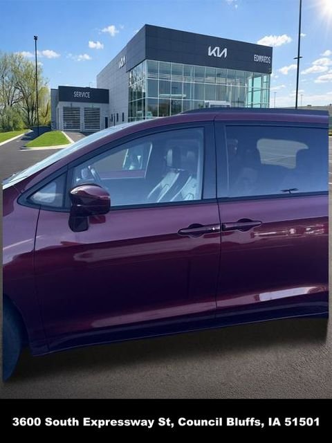 Used 2020 Red Chrysler Launch Edition image 6