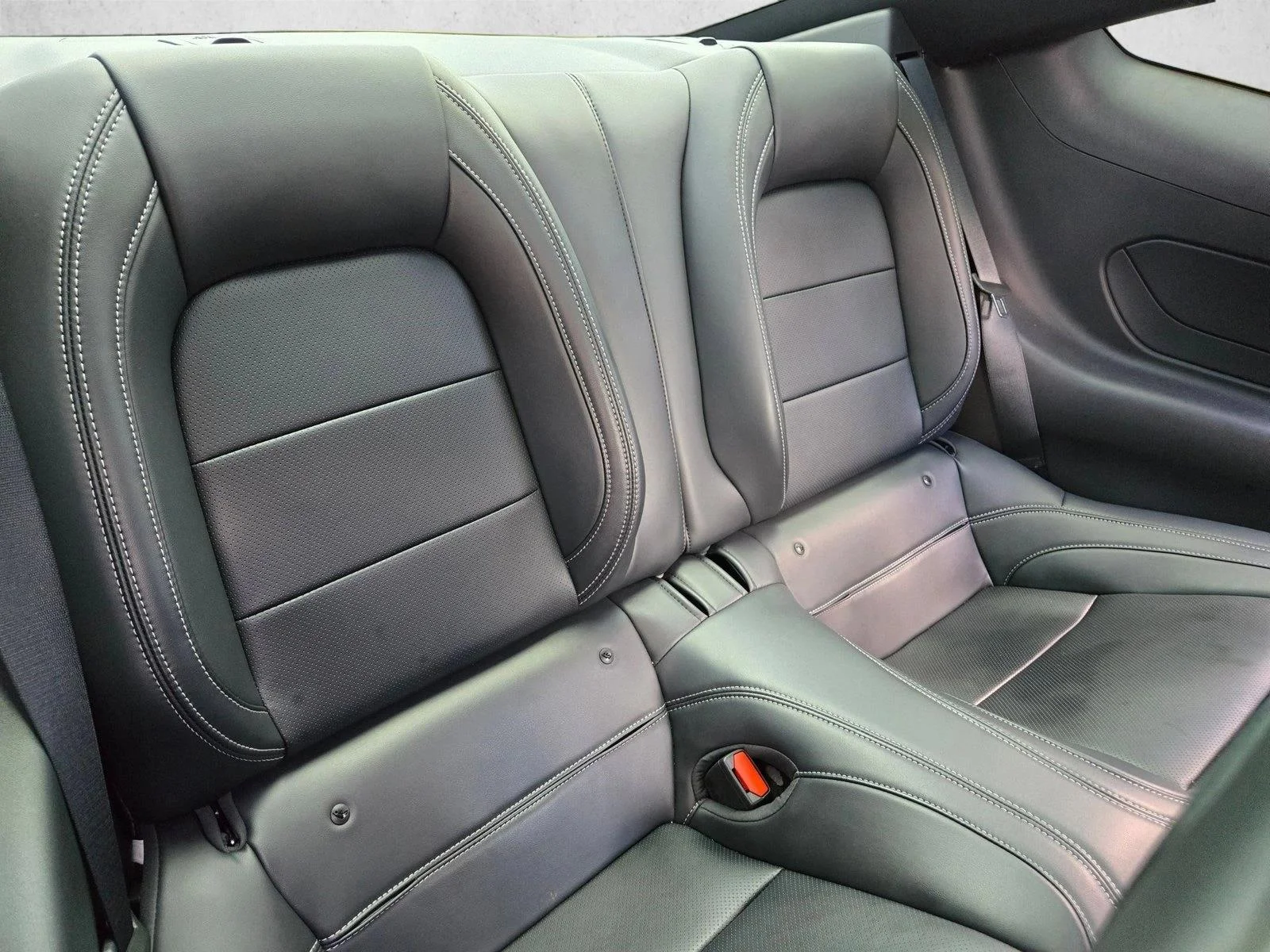 Used 2025 Oxford White Ford GT Premium image 17