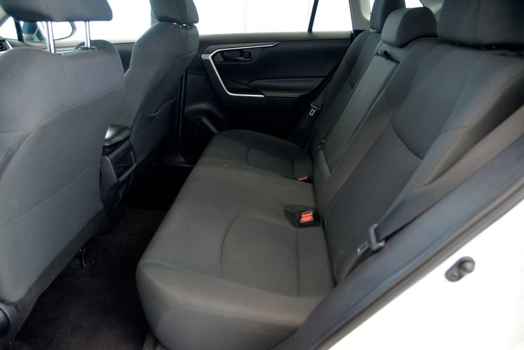 2020 Toyota RAV4 LE - Photo 27