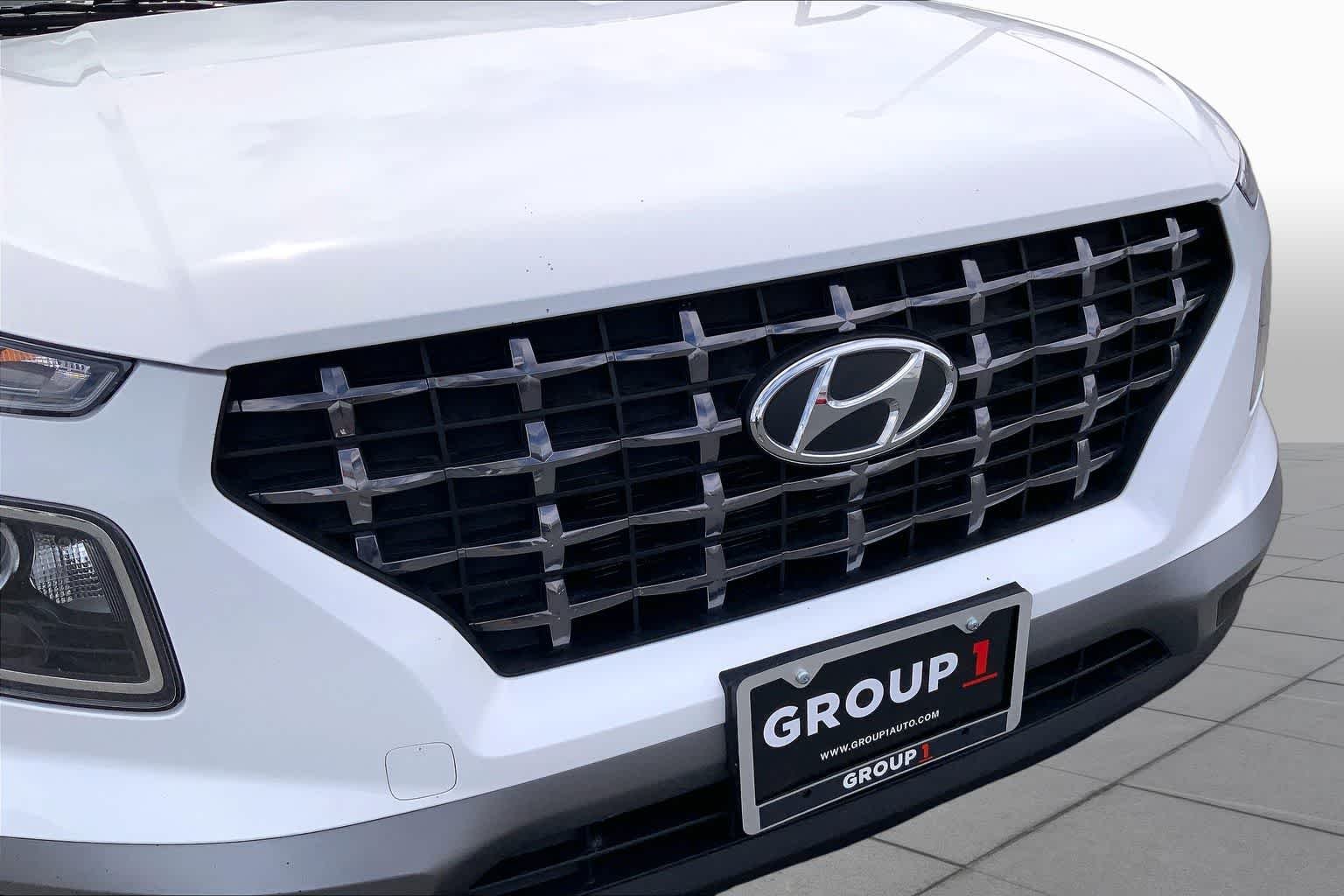 Used 2025 Lunar White Hyundai SEL image 30