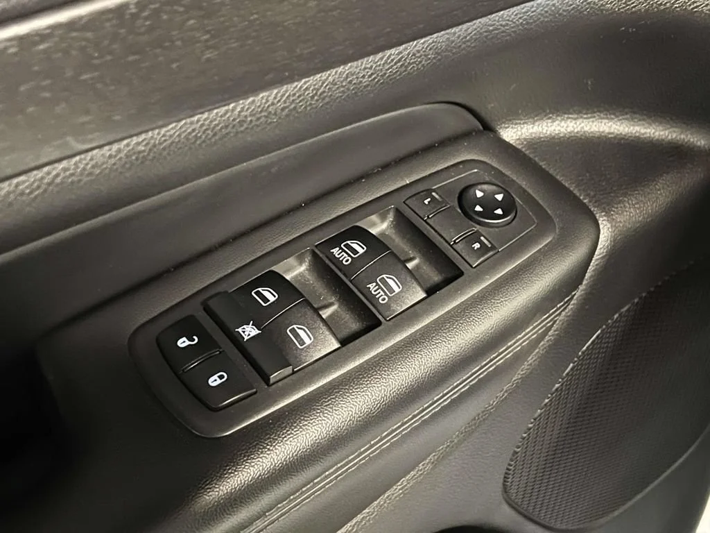 Used 2018 White Jeep Altitude 4x4 image 13