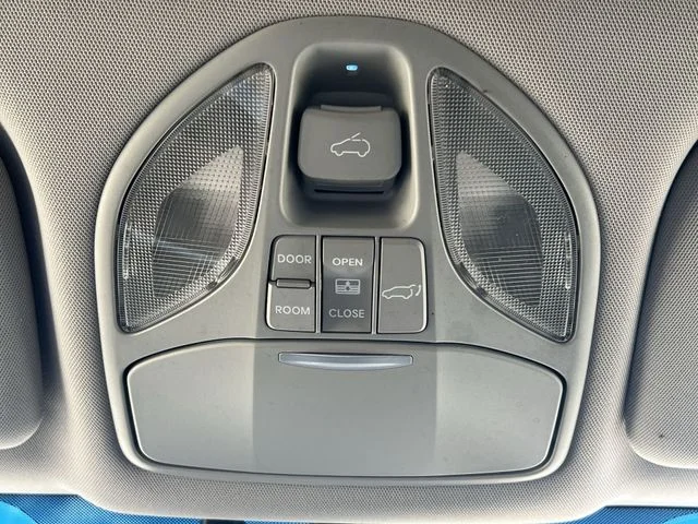 Used 2015 Silver Hyundai Limited image 31