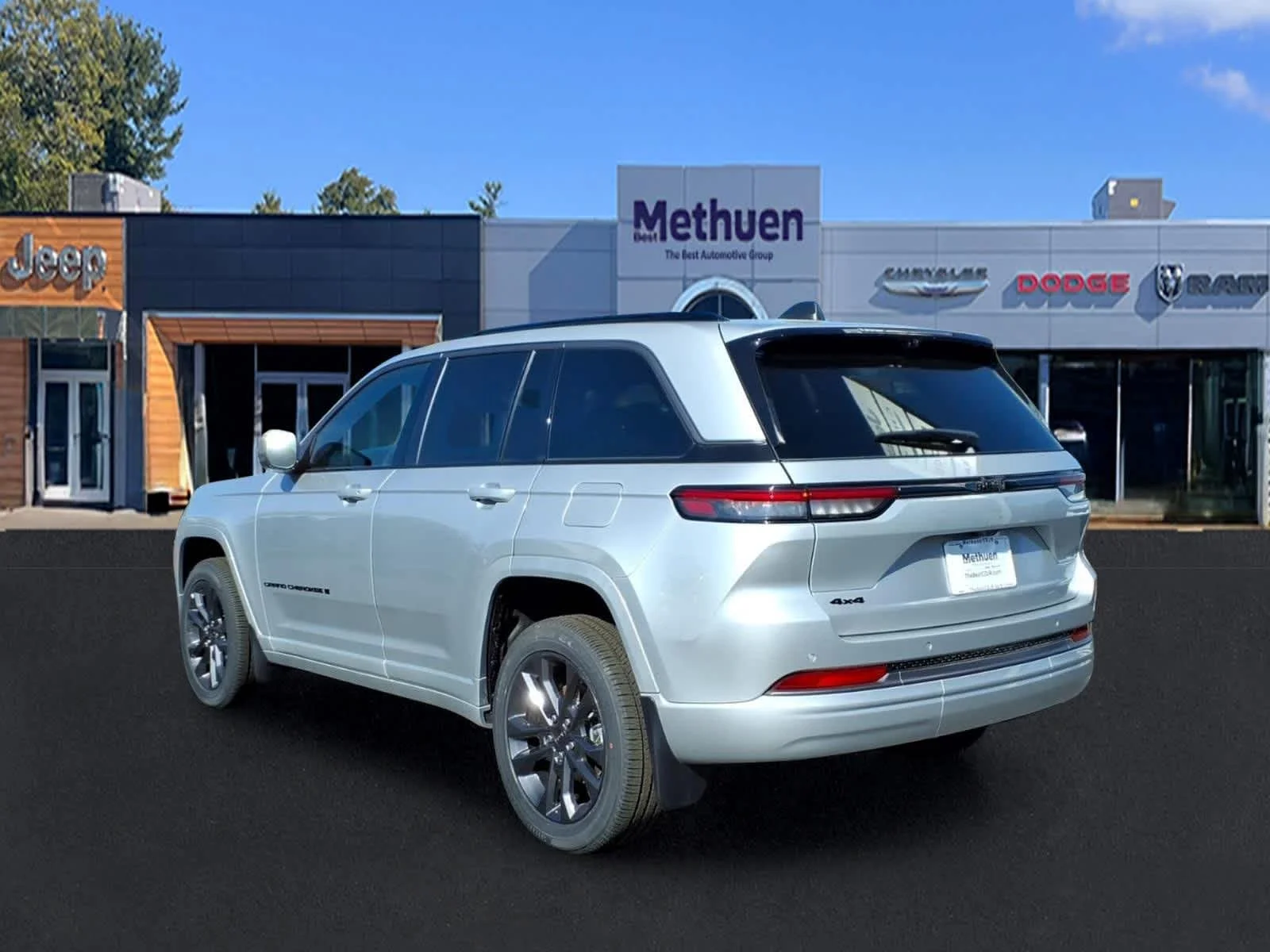 New 2026 Silver Zynith Jeep Laredo Altitude image 4