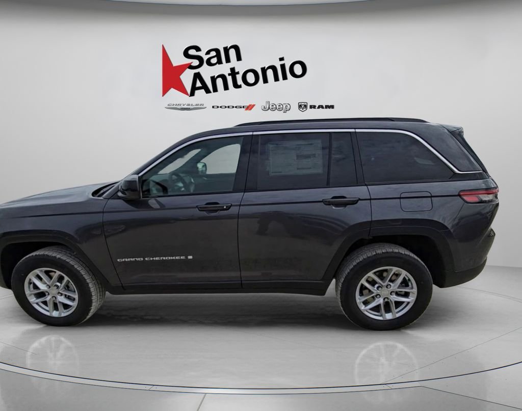 New 2025 Baltic Gray Metallic Clear-Coat Exterior Paint Jeep Laredo X image 9