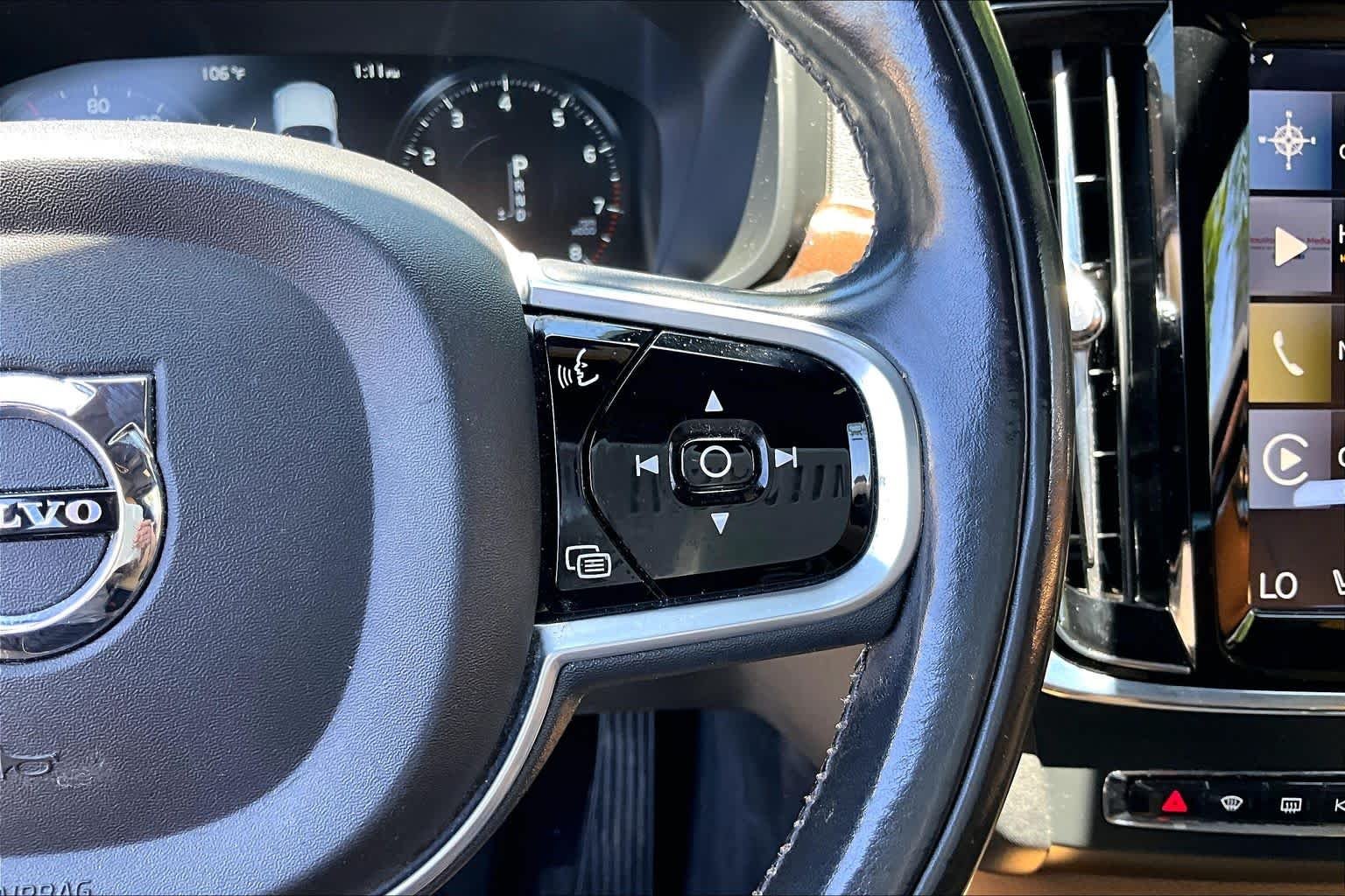 Used 2018 Onyx Black Metallic Volvo Momentum image 23