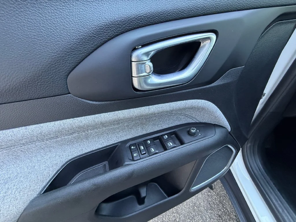 Used 2024 White Jeep Latitude image 11