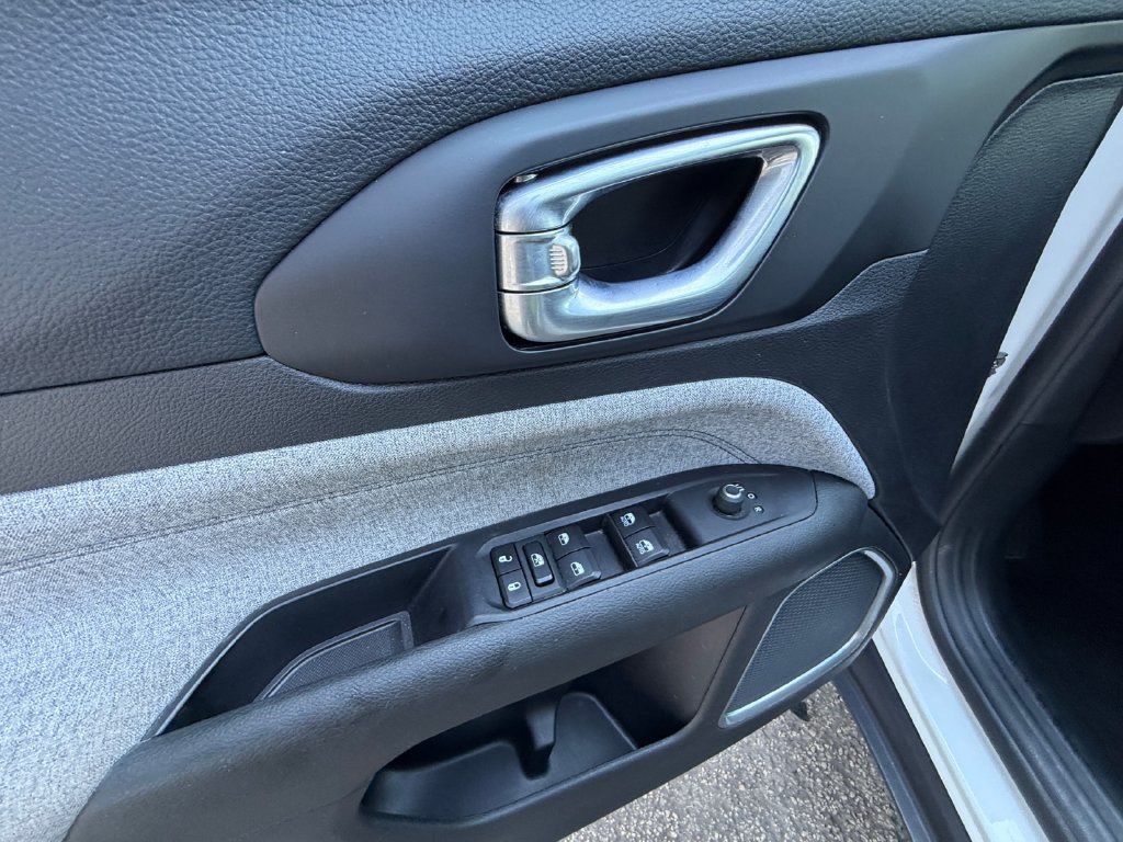 Used 2024 White Jeep Latitude image 11