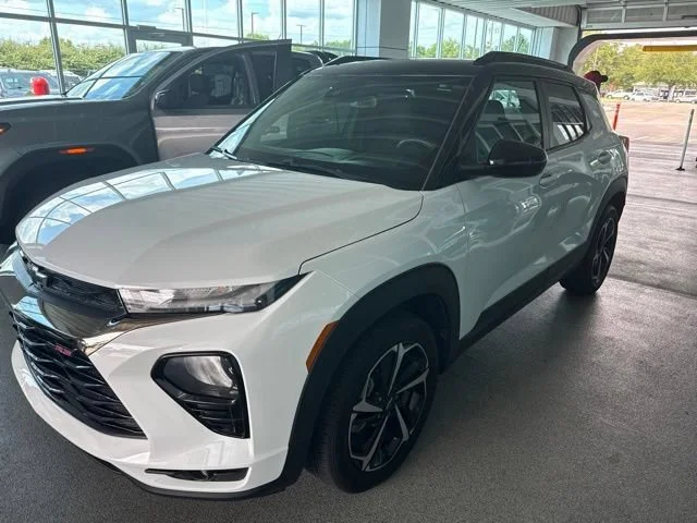 Used 2021 SUMMIT WHITE Chevrolet RS image 3