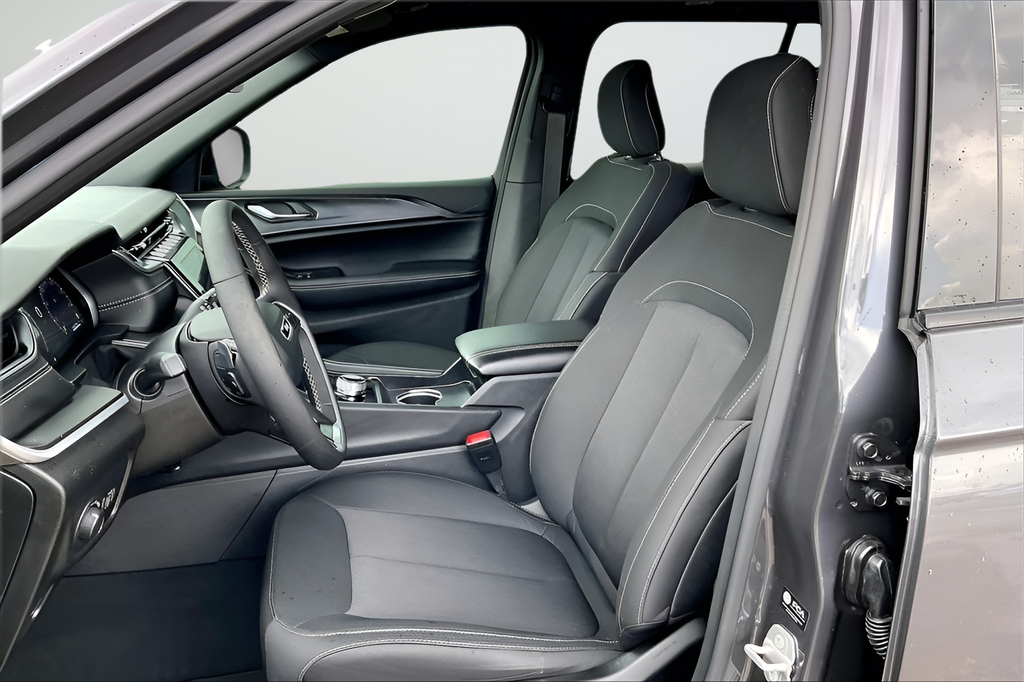 Used 2025 SELECT Jeep Laredo X image 18