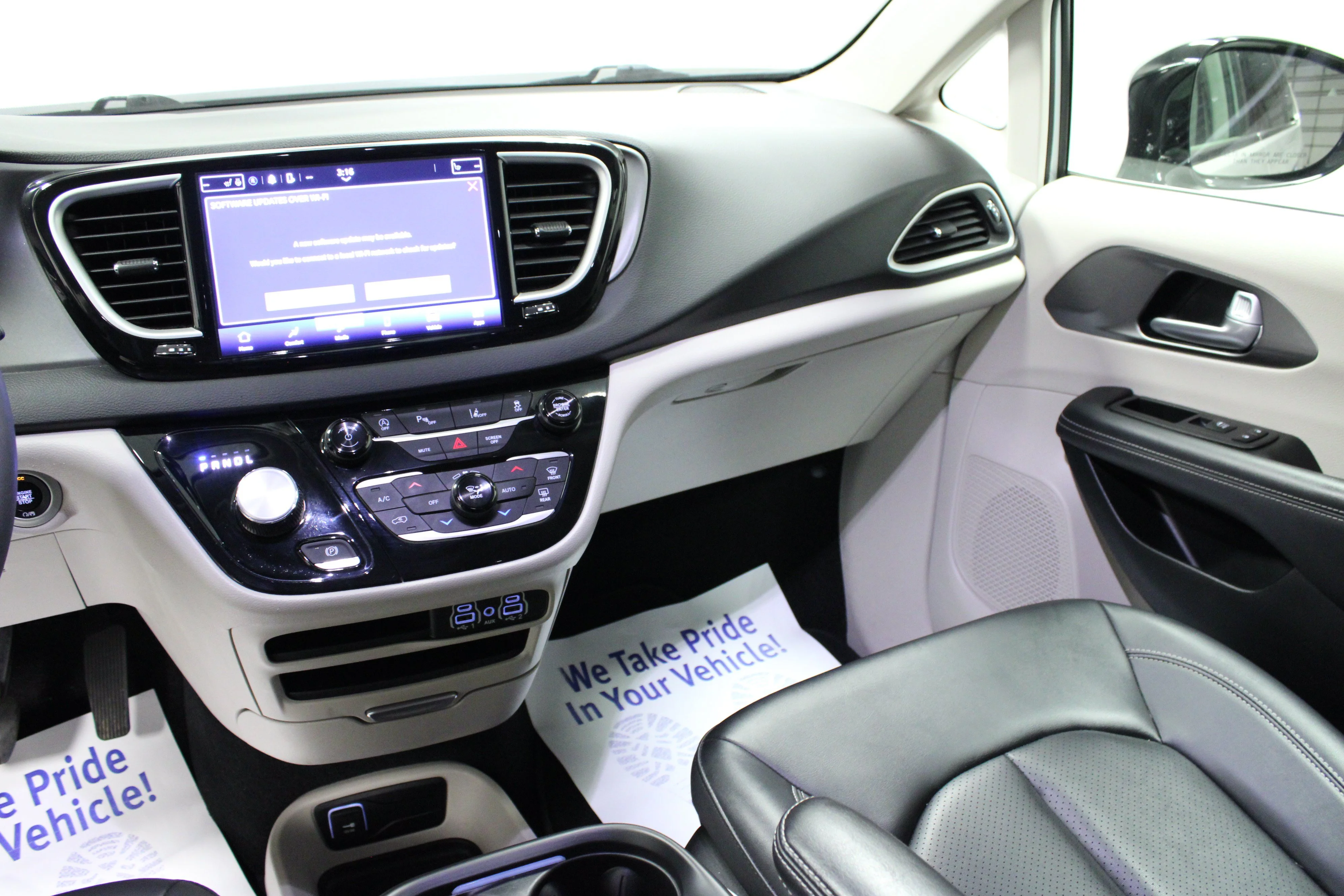 Used 2024 Silver Mist Clearcoat Chrysler Touring L image 20