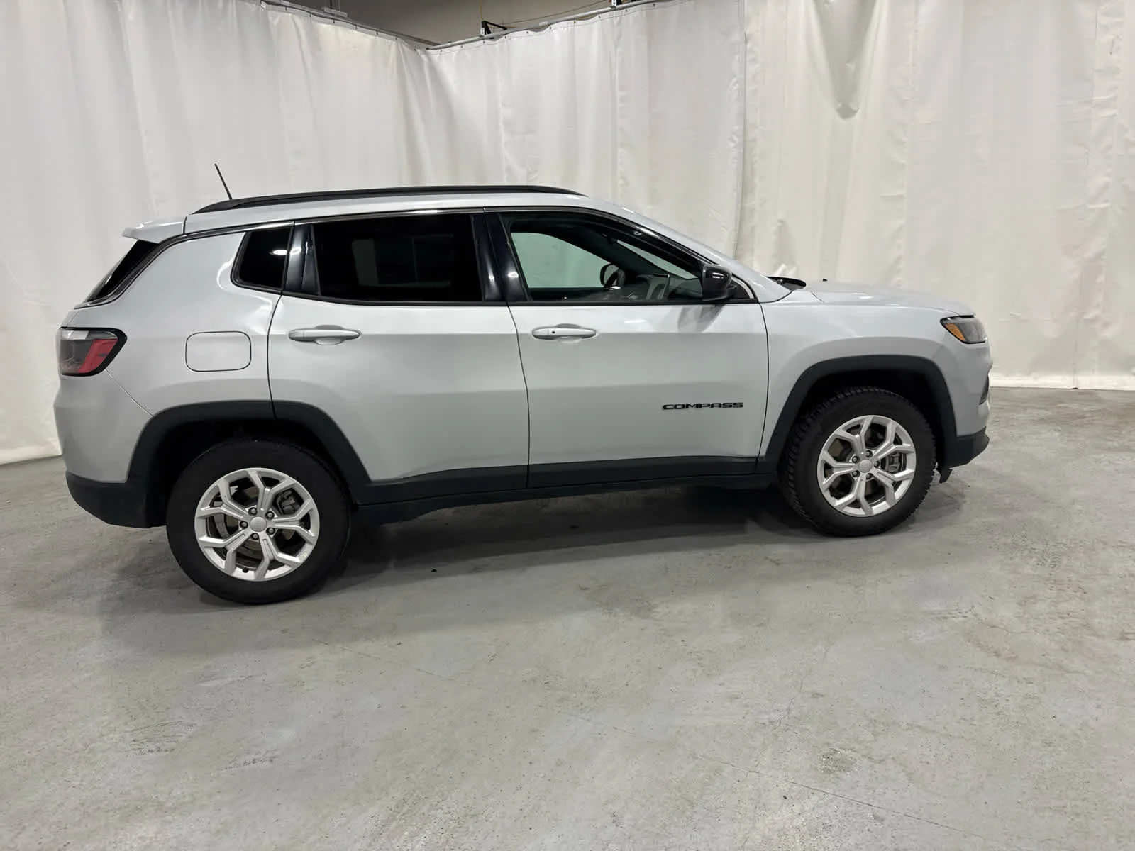 Used 2024 Sil/silver Jeep Latitude image 6