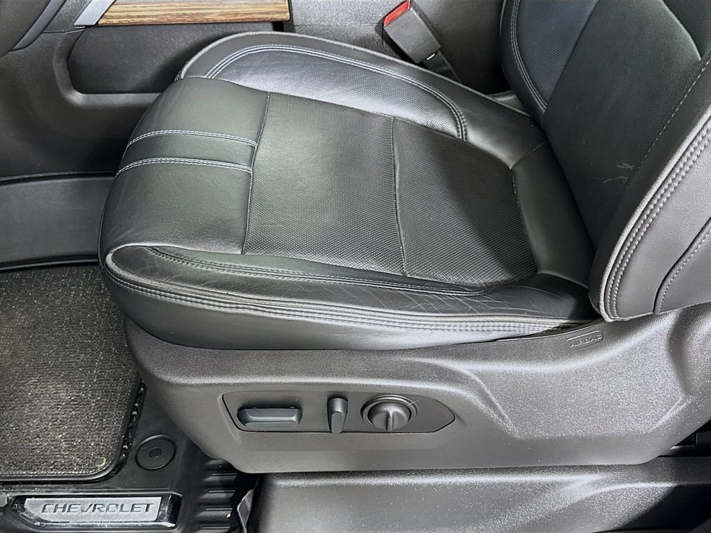 Used 2022 Silver Ice Metallic Chevrolet High Country image 20