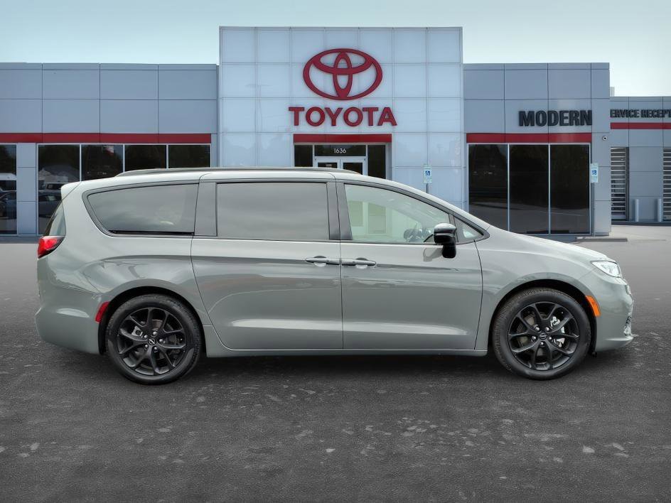 Used 2025 Ceramic Gray Clearcoat Chrysler Limited image 7
