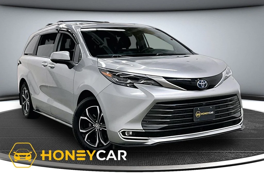 Used 2025 Silver Toyota Platinum image 1