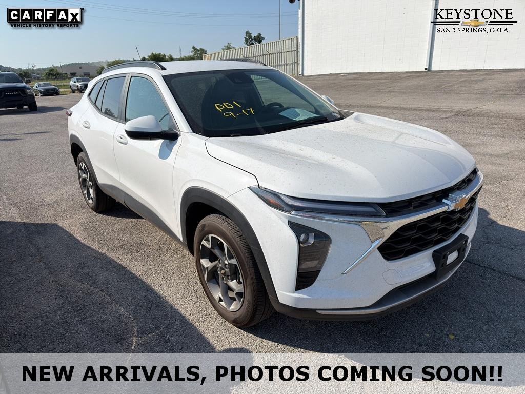 Used 2025 Summit White Chevrolet LT image 1