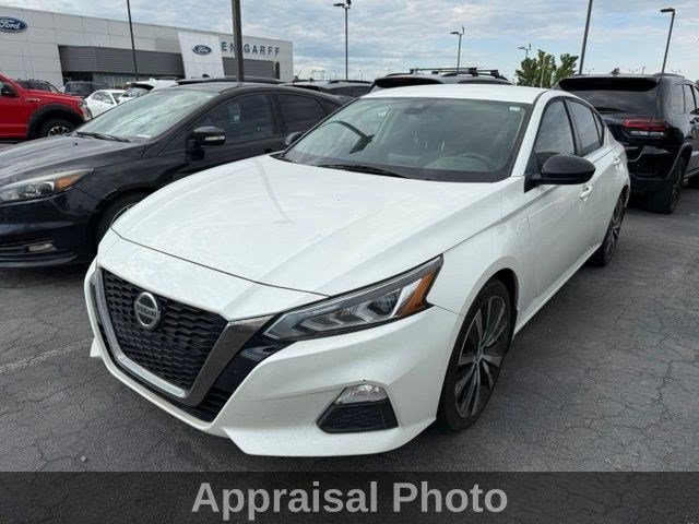 Used 2020 White Nissan 2.5 SR image 2