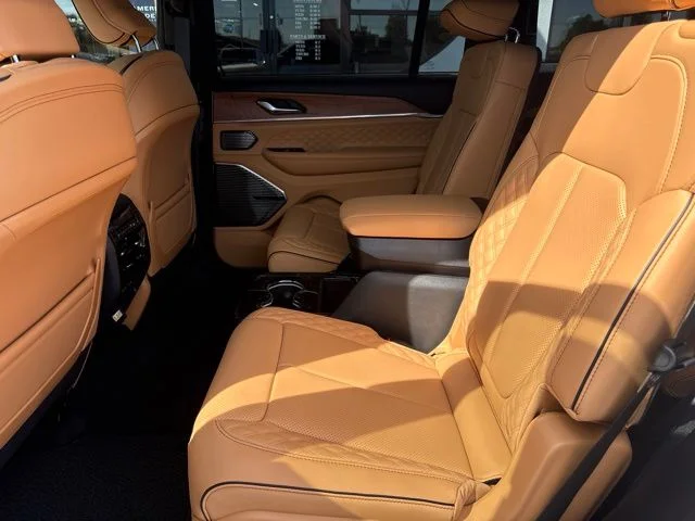 New 2027 White/off-white Jeep Summit image 15