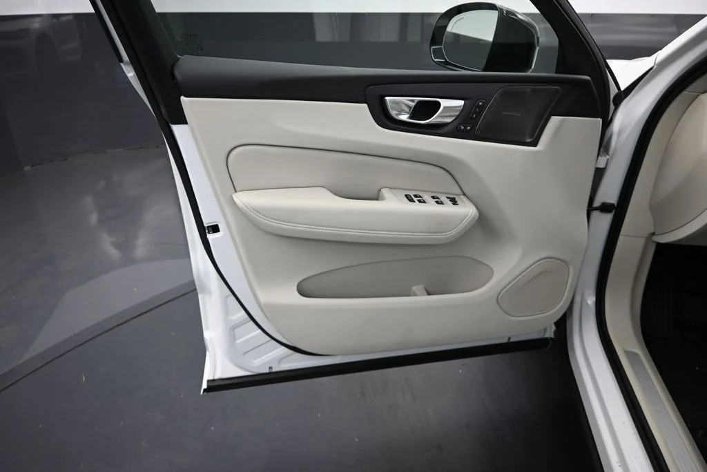 New 2026 Crystal White Volvo T8 Ultra image 9