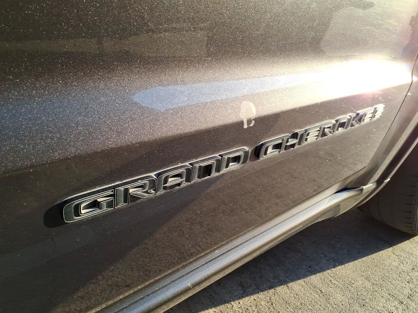 Used 2018 Crystal Metallic Jeep Altitude image 11