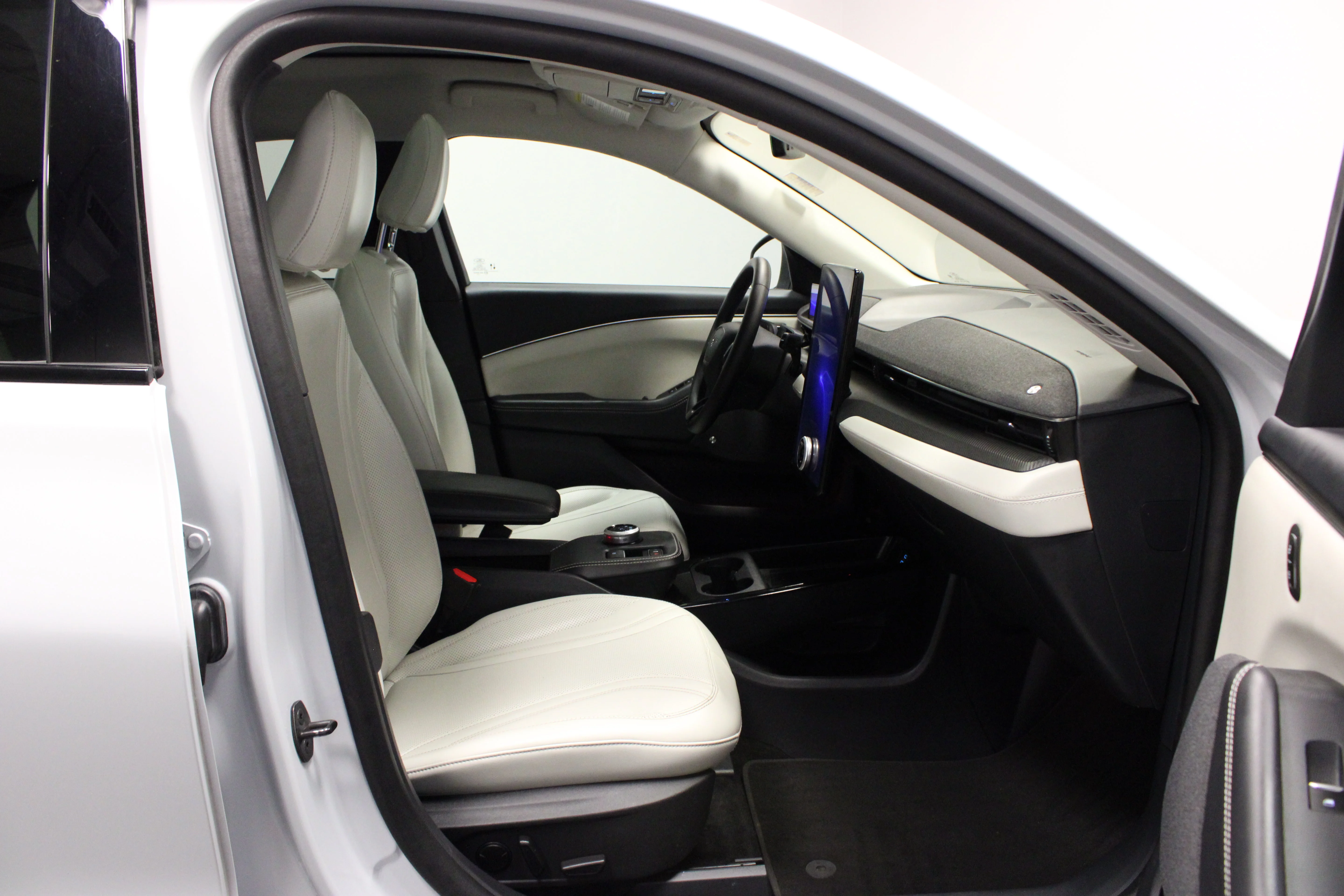 Used 2023 White Metallic Ford Premium image 15