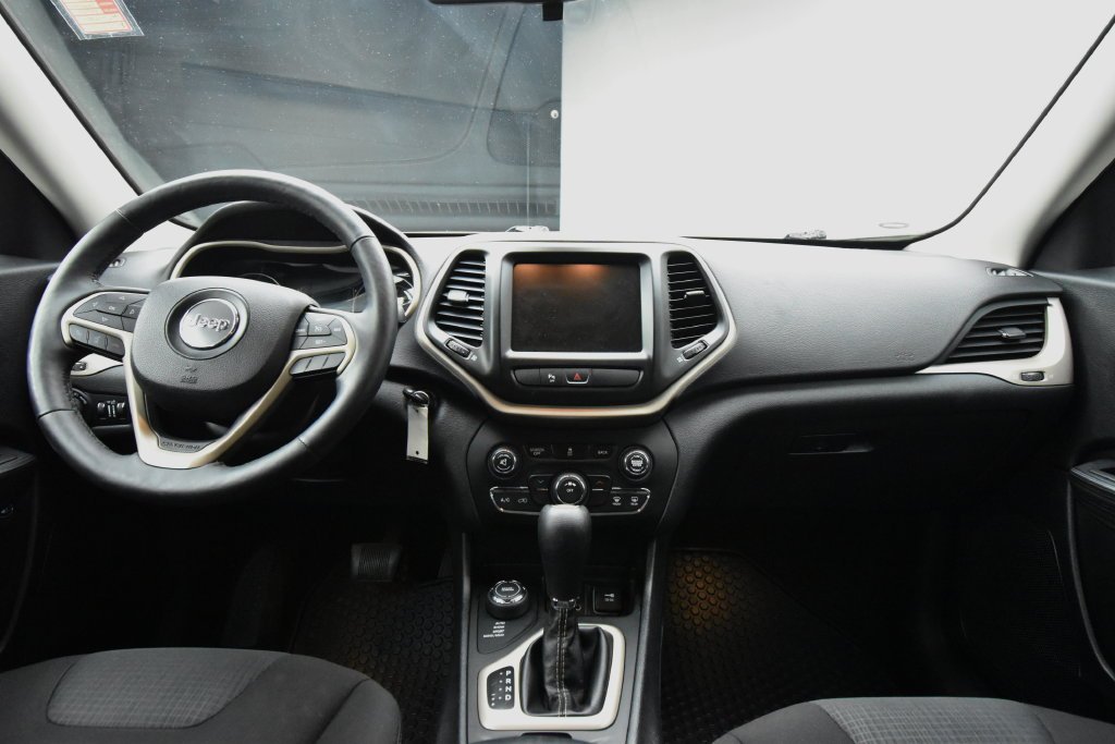 Used 2017 White Jeep Latitude image 3